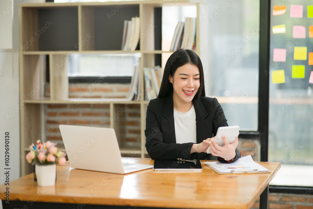 Asian business woman Working on paperwork at the office
Asian business woman Working on paperwork at the office