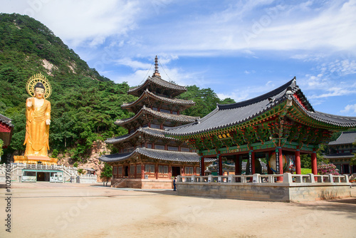 Konstfotografi Beopjusa Temple, Boeun-gun, Chungcheongbuk-do, Korea - August 25, 2019: Golden B