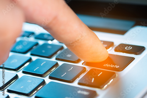 Foto Finger of the computer user, he presses the delete button on the computer keyboard