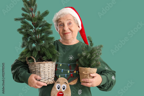 Senior woman in Santa hat w...