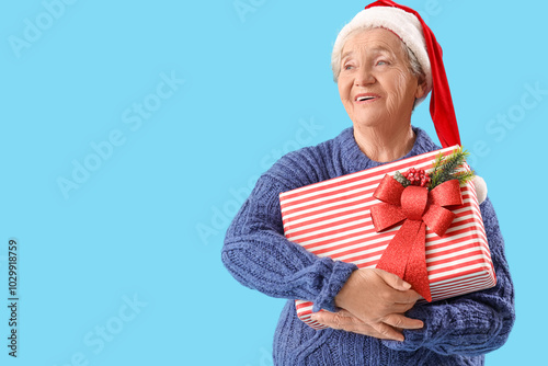 Senior woman in Santa hat w...