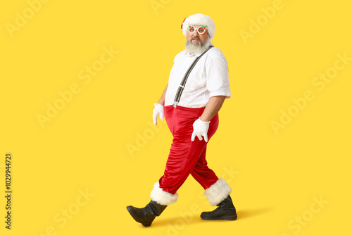 Funny Santa Claus dancing o...