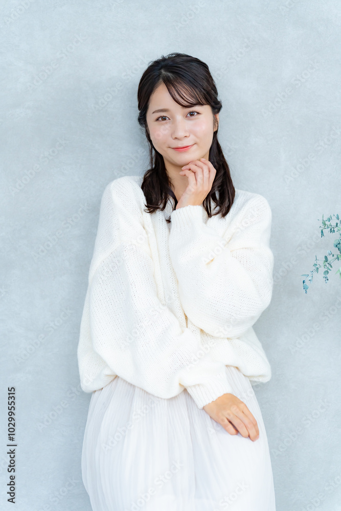 椅子に座りカメラ目線の日本人女性 椅子に座りカメラ目線の日本人女性
