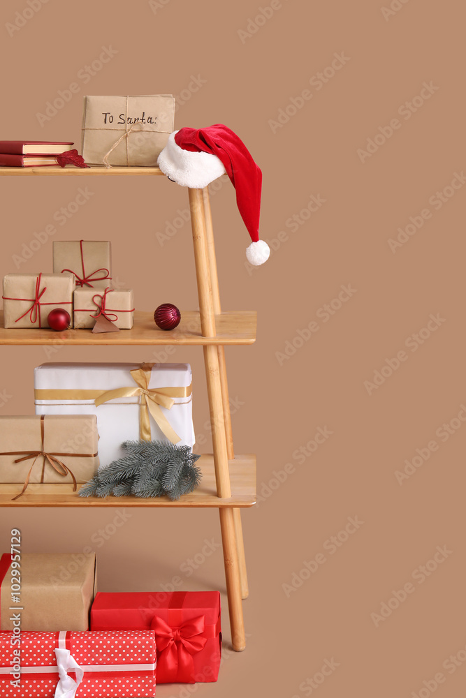 Obraz premium Shelf unit with Christmas presents and decor on brown background