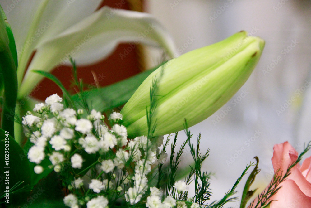 Fototapeta premium This image features a stunning closeup of a beautifully arranged bouquet of colorful flowers placed delicately on a table, showcasing natures beauty