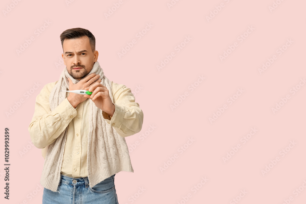 Obraz premium Sick young man with thermometer on pink background