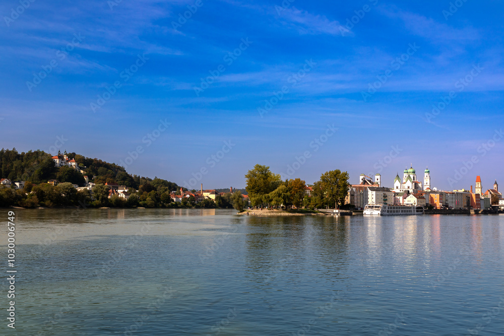 Zusammenfluss von Donau und Inn in Passau, Bayern Zusammenfluss von Donau und Inn in Passau, Bayern