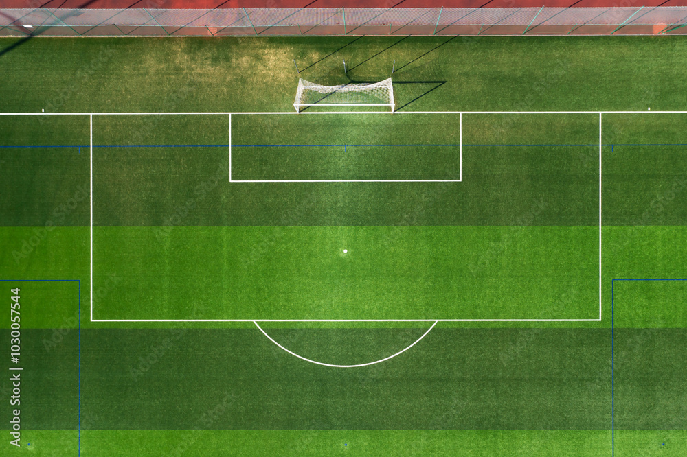 Fototapeta premium Un terrain de football en vue aérienne avec le but
