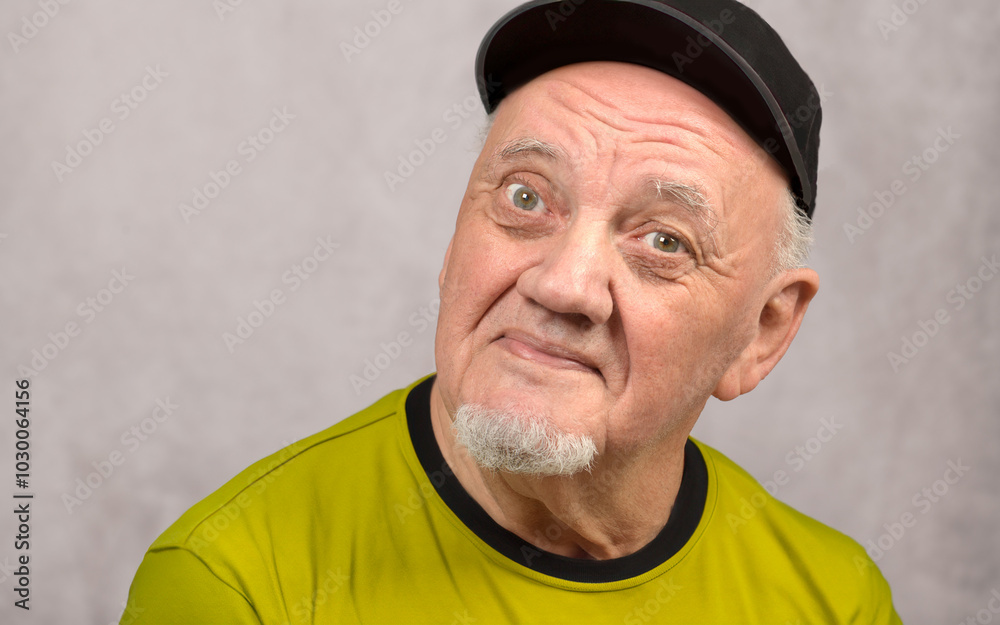 portrait homme âgé avec casquette sur fond gris portrait homme âgé avec casquette sur fond gris