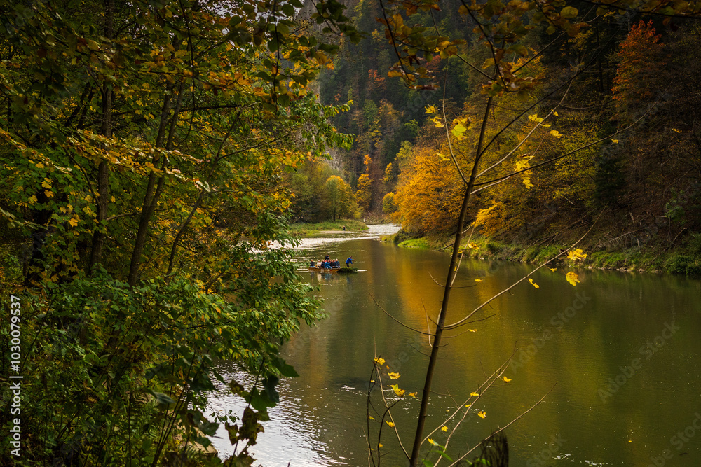 Kolorowa jesień nad Dunajcem