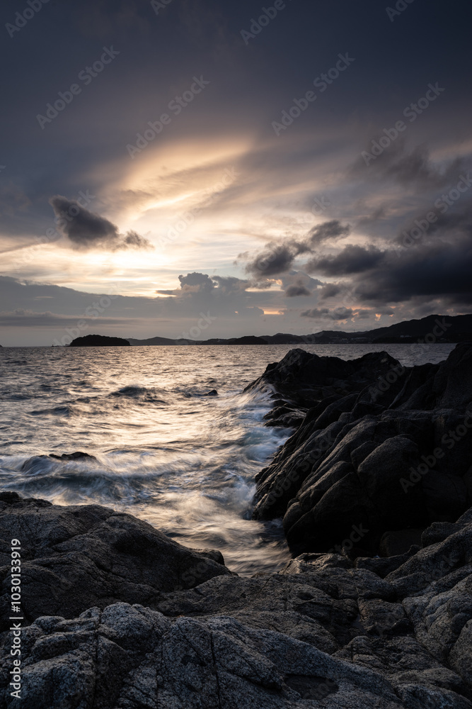 美しい夕暮れの海岸