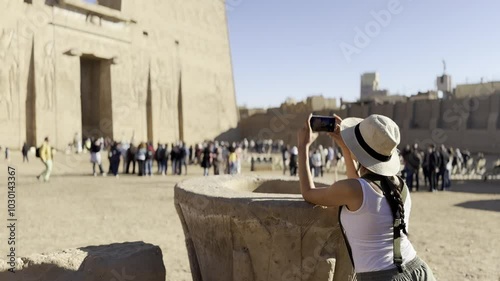 A digital nomad tourist discovers the magic of the temple of Edfu, sharing her adventures captured with her cell phone in the heart of the land of the pharaohs.