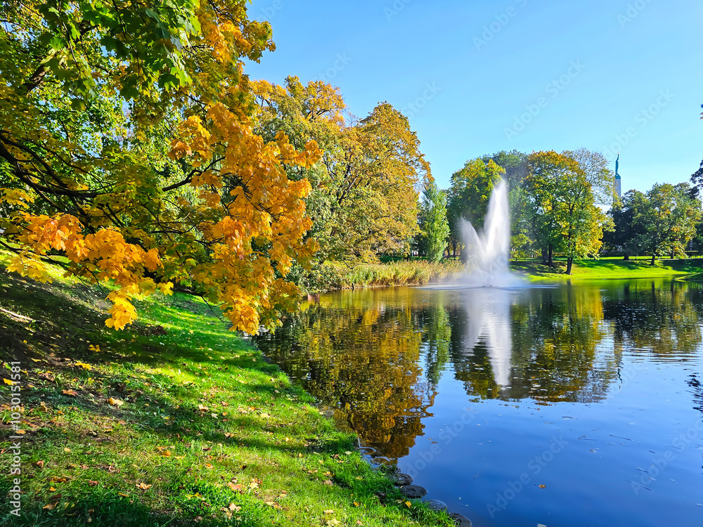 Φωτογραφία Bright colours of early autumn in Kronvalda Park near the city canal with a foun