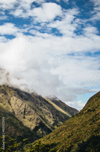 nubes chocando contra las montañas de los alpes increible