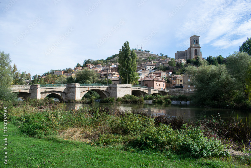 Vista de Pampliega (Burgos), España desde el río y un puente Vista de Pampliega (Burgos), España desde el río y un puente