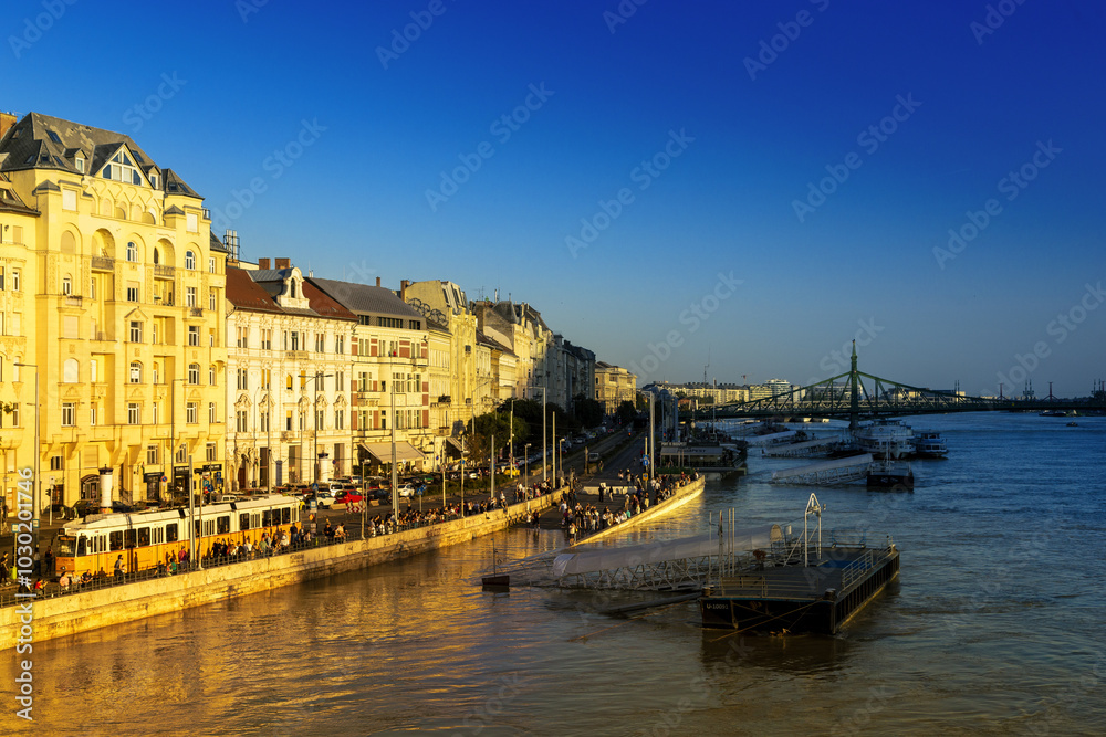 Obraz premium Hochwasser bei Abendrot