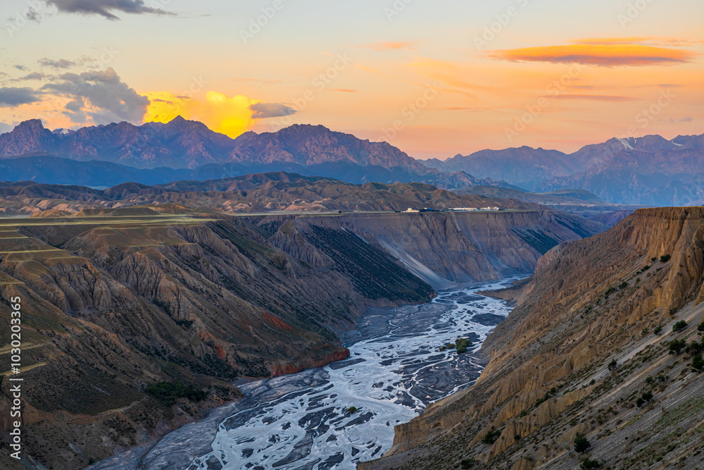 Obraz premium Spectacular Anjihai Grand Canyon natural landscape at sunrise in Xinjiang. Famous earthquake fault zone scenery in China. mountain faults and canyon with rivers.