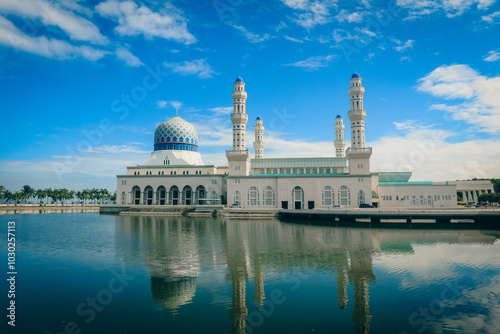 Slika na platnu Majestic view of the Kota Kinabalu City Mosque reflected on calm waters during a