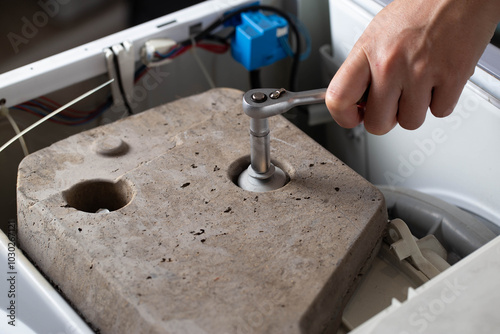 Φωτογραφία Twisting of the counterweight stone in the washing machine due to vibration and