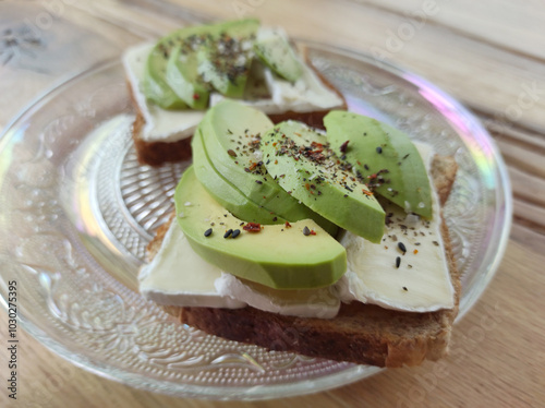 Vollkorntoast mit Avocado und Camembert