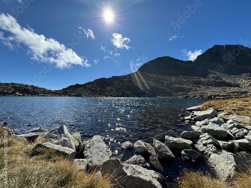 Lago Llauset at the Pirineos Catalanes con su vista maravillosa 