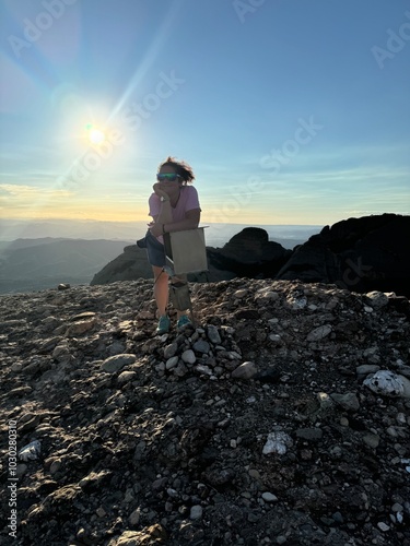 La albarda castellana uno de los picos de Montserrat al lado de Barcelona con la chica al atardecer 