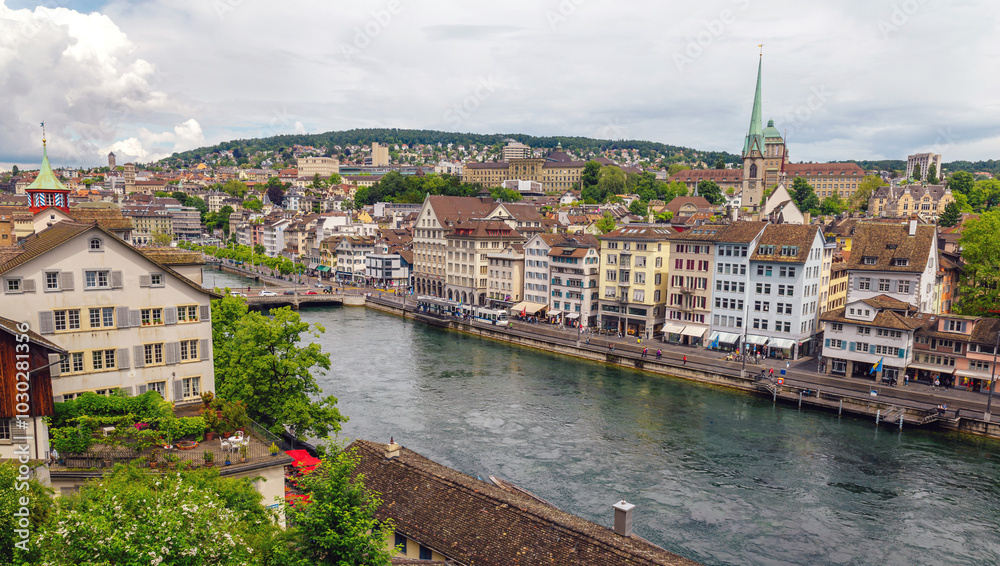Naklejka premium Scenic View of Historic Zurich Along the Limmat River