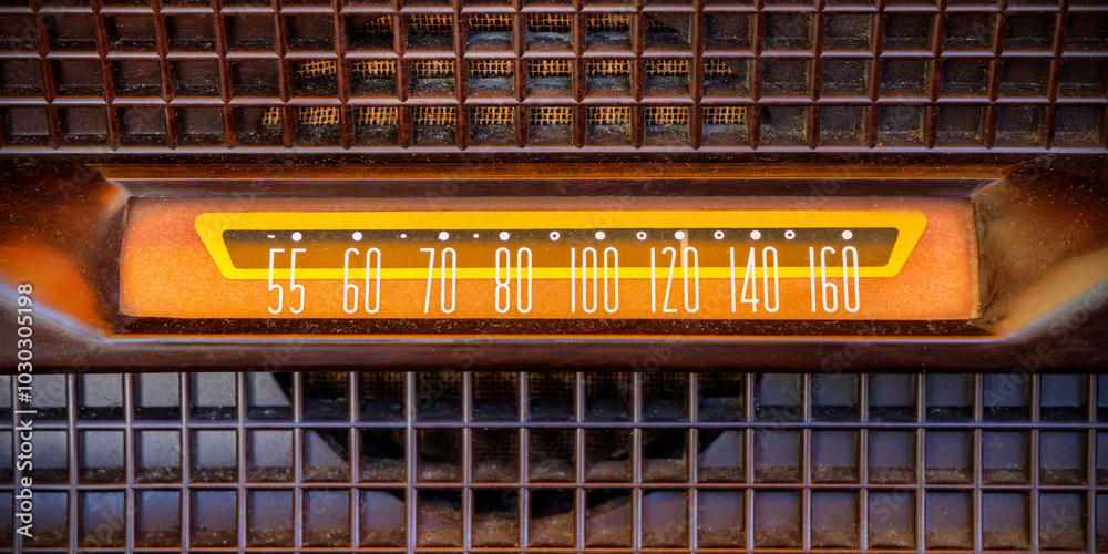 Φωτογραφία Retro styled close-up of an illuminated early twentieth century tube radio