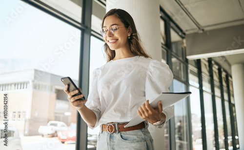 Fotografia Business woman, folder and smile with phone in office for text message, checking notifications and networking