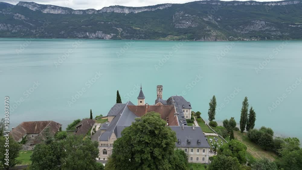 Vue aérienne panoramique de monastère, l’Abbaye d'Hautecombe en bord de lac du Bourget, France, Europe
