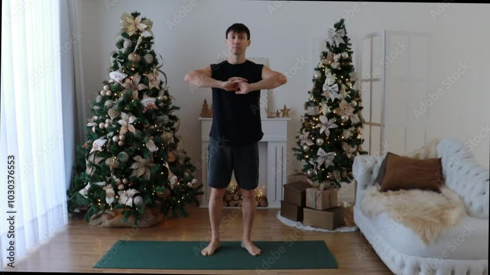 homem faz exercícios fisicos em casa no natal 