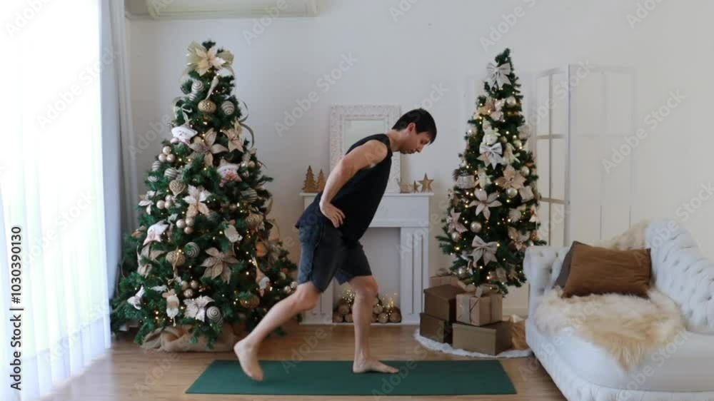 homem faz exercícios fisicos em casa no natal 