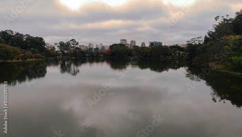 Vista de cima da ponte no parque Ibirapuera em São Paulo - Brasil