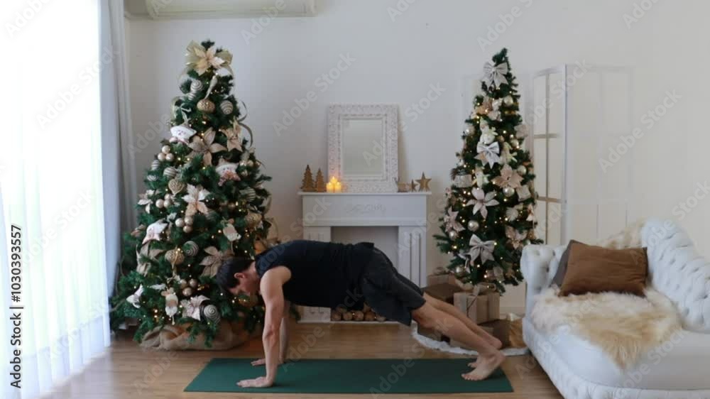 homem faz exercícios fisicos em casa no natal 