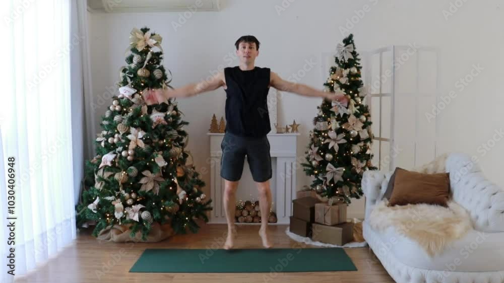 homem faz exercícios fisicos em casa no natal 