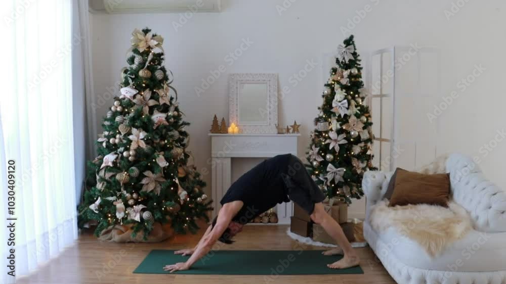 homem faz exercícios fisicos em casa no natal 