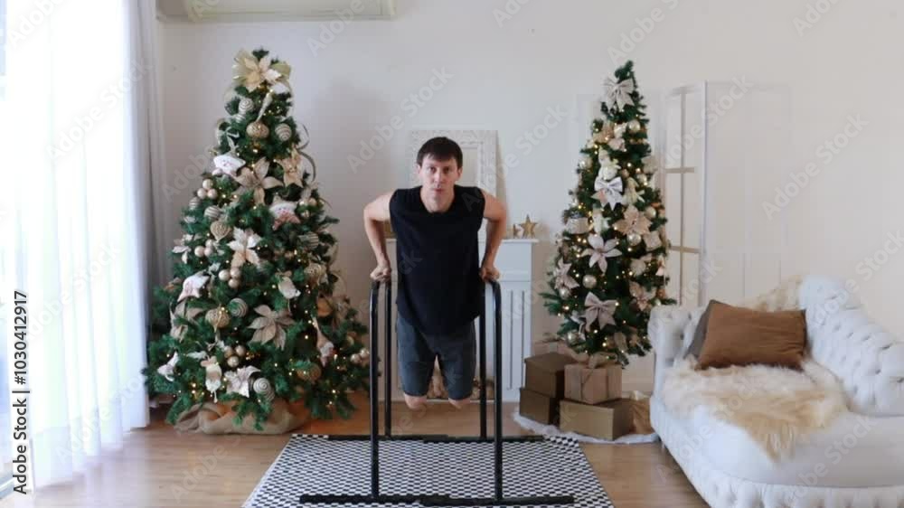 homem faz exercícios fisicos em casa no natal 