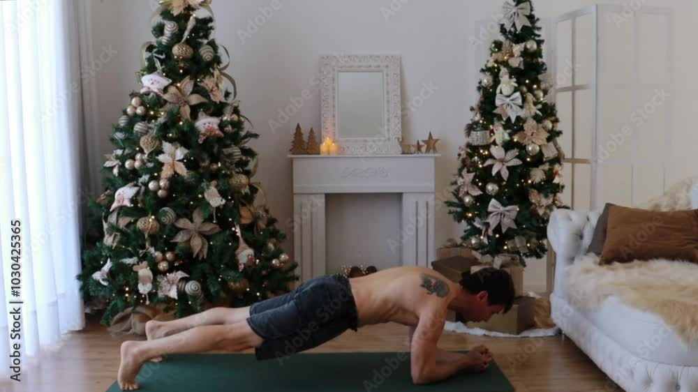 homem fazendo abdominais em casa no natal a