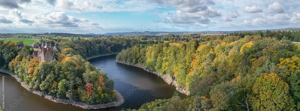 Φωτογραφία Aerial view of Czocha Castle surrounded by autumn yellow trees, Poland