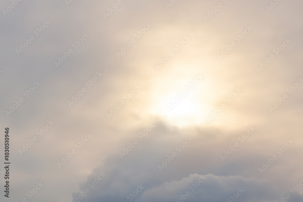 太陽と霞みがかった空の幽玄なイメージ(背景素材) 太陽と霞みがかった空の幽玄なイメージ(背景素材)