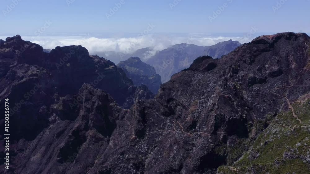 Soaring Over Madeira’s Stunning Mountain Ranges Soaring Over Madeira’s Stunning Mountain Ranges