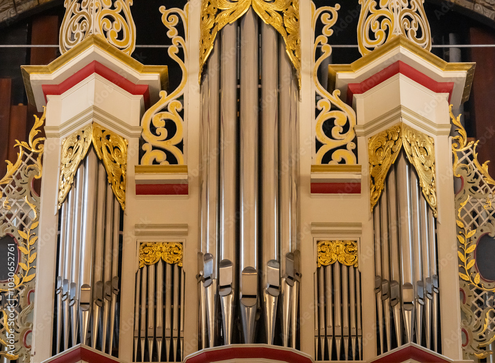 Orgelpfeifen, Kirchenorgel in einer Kirche