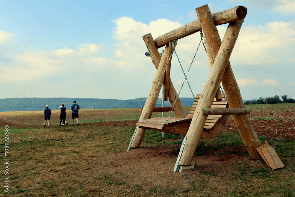 Wandernde Familie vor der riesigen Holzschaukel auf dem neuen Wanderweg Moselsteig Seitensprung Konzer Höhenrunde bei Konz an der Mosel im Landkreis Trier-Saarburg. Wandernde Familie vor der riesigen Holzschaukel auf dem neuen Wanderweg Moselsteig Seitensprung Konzer Höhenrunde bei Konz an der Mosel im Landkreis Trier-Saarburg.
