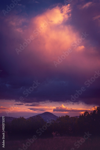 Schilderij op canvas Tranquil Sunrise Cloudscape over the New Mexico High Desert in Santa Fe, USA