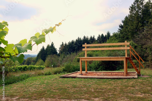 Riesen-Holzbank auf dem neuen Wanderweg Moselsteig Seitensprung Konzer Höhenrunde bei Konz an der Mosel im Landkreis Trier-Saarburg.  photo