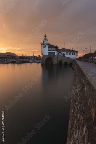 Faro de Arriluce en la hora dorada