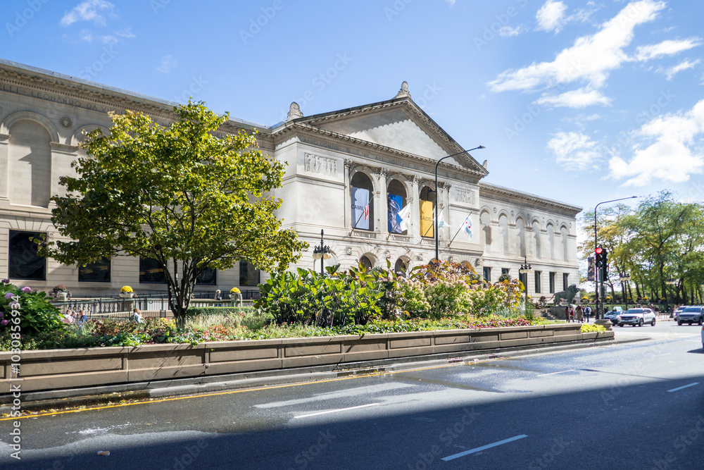 Obraz premium Art Institute of Chicago from Michigan Ave. on a bright autumn morning. Blue sky and clouds.