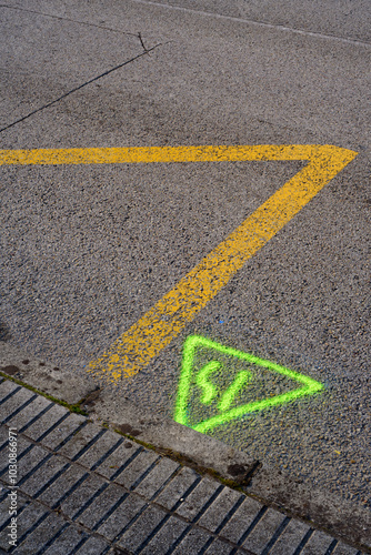Señalización para construcción en spray fluorescente en carretera