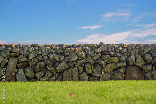 Murete tradicional de rocas amontanadas en linde rústico photo