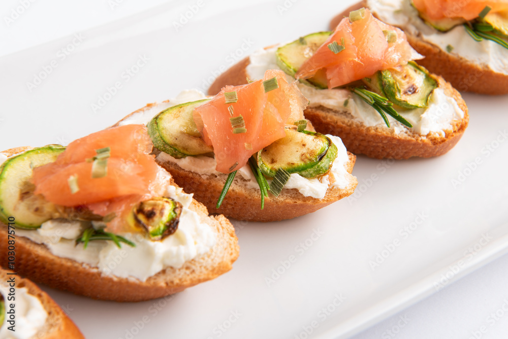 Canapès con zucchine, crema di formaggio e salmone affumicato, antipasti europei 